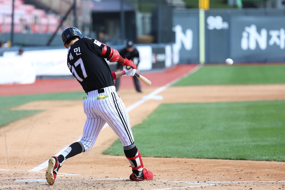 적시타 터뜨리는 LG의 박해민 