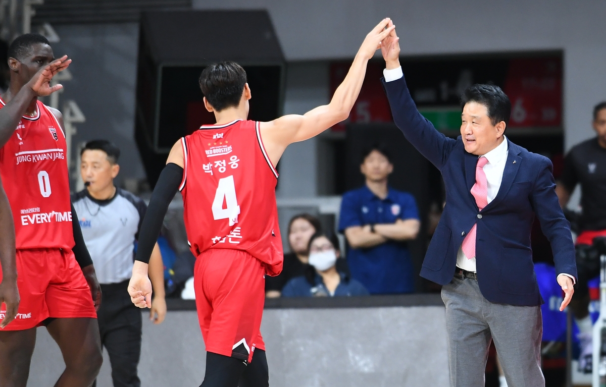정관장 유도훈 감독(오른쪽)과 박정웅의 하이파이브