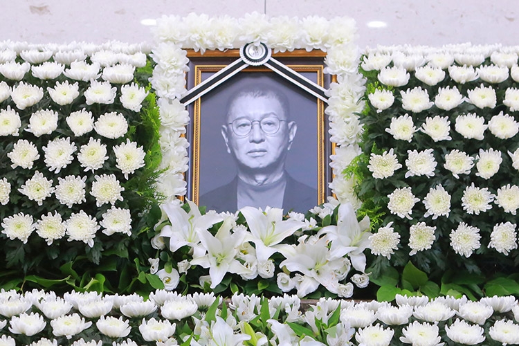 "천국서도 공연 아이디어 낼 분"…전유성 빈소에 잇단 추모 발길