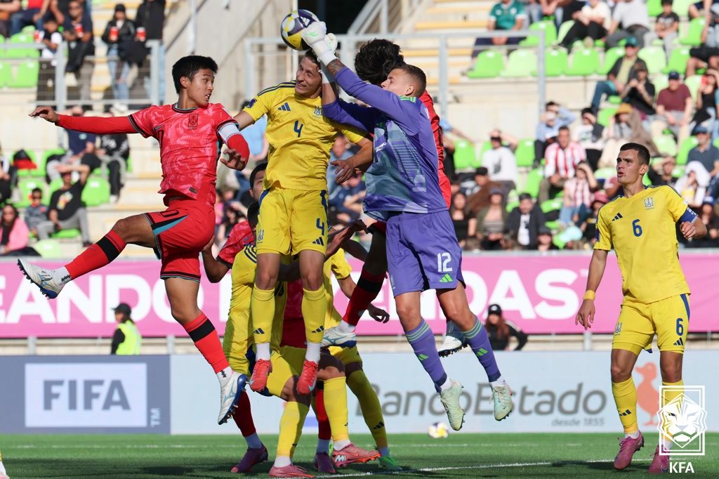 공중볼을 다투는 김태원