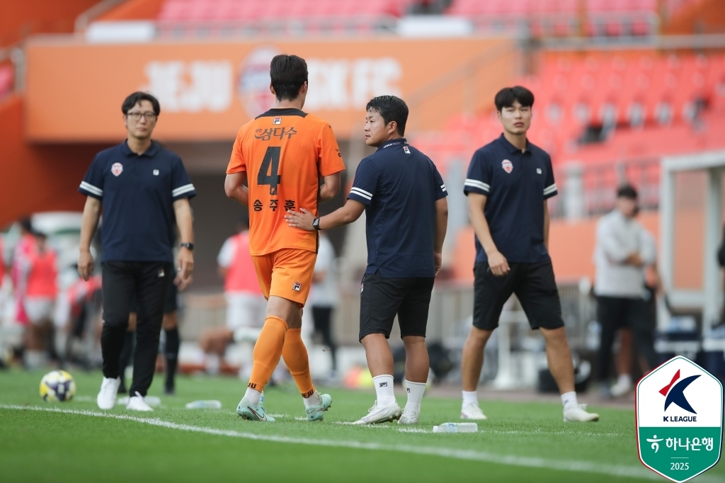 퇴장당하는 제주의 수비수 송주훈