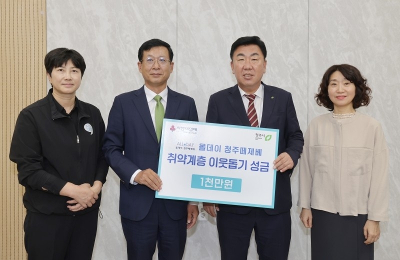 떼제베 골프장 최창호 대표(왼쪽 두 번째)와 이범석 청주시장(왼쪽 세 번째).