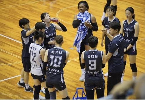 한국도로공사 선수단. 뒤쪽 중앙 왼쪽이 강소휘, 오른쪽이 모마