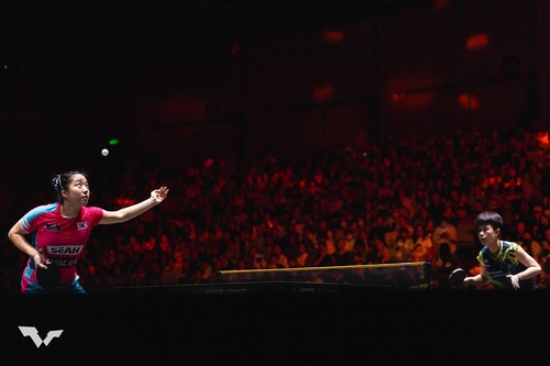 중국 스매시에서 주천희와 경기하는 신유빈(왼쪽)