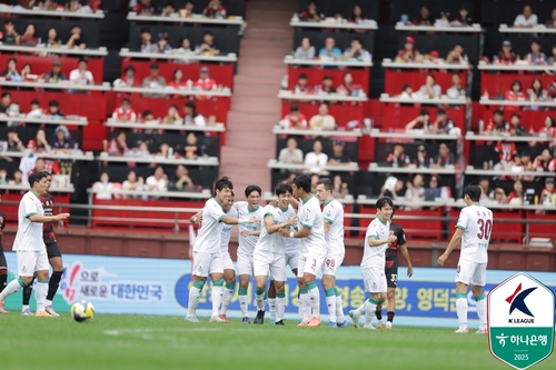 득점을 축하받는 대전하나시티즌의 마사
