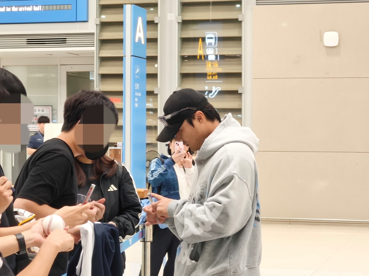 팬들에게 사인해주는 김하성(오른쪽)