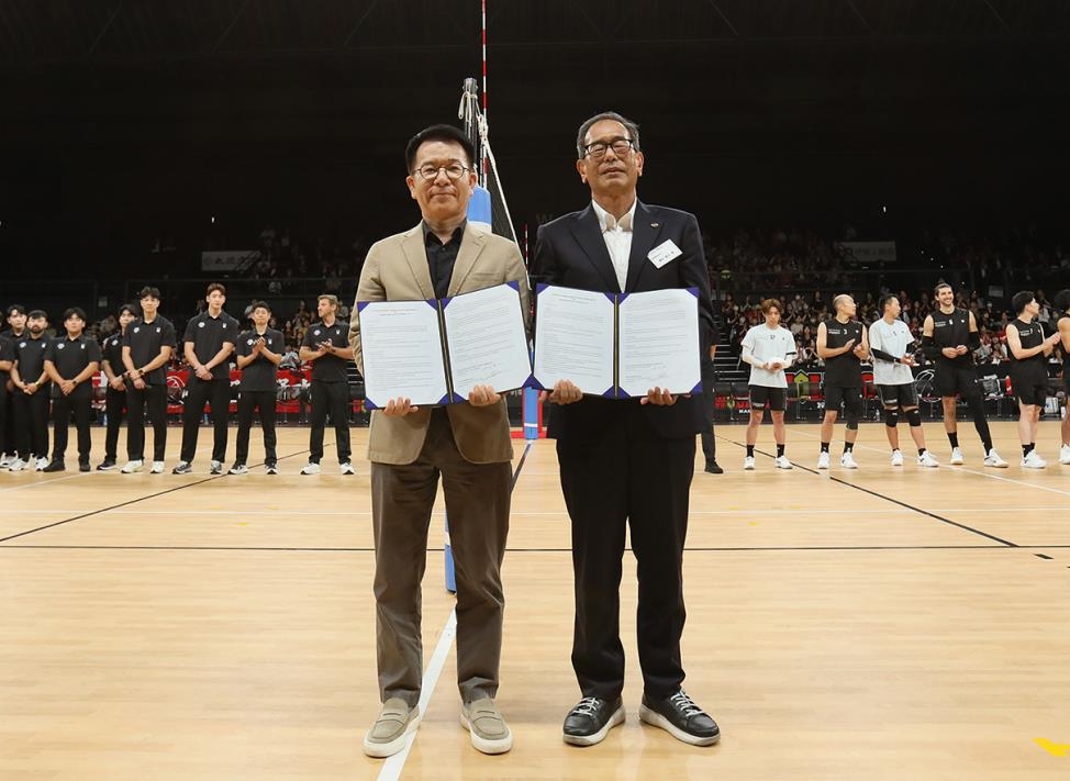 MOU 체결한 이교창 현대캐피탈 단장(왼쪽)과 요코이 울프독스 사장