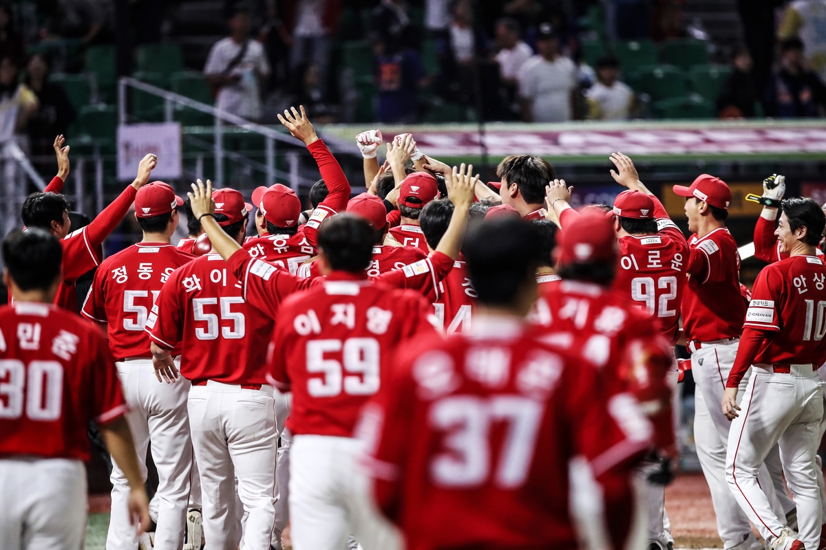 프로야구 SSG, 11일 준PO 인천 홈 경기서 빨간색 유니폼 착용