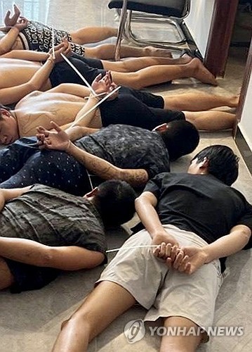 캄보디아 경찰이 지난 7월 수도 프놈펜에서 보이스피싱 등 범죄단체를 체포하는 모습