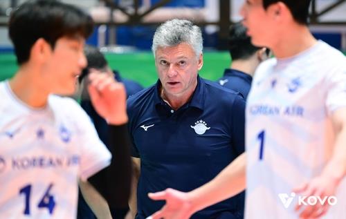 V리그 새 얼굴 '명장' 헤난·'승부사' 신영철 감독의 구상은