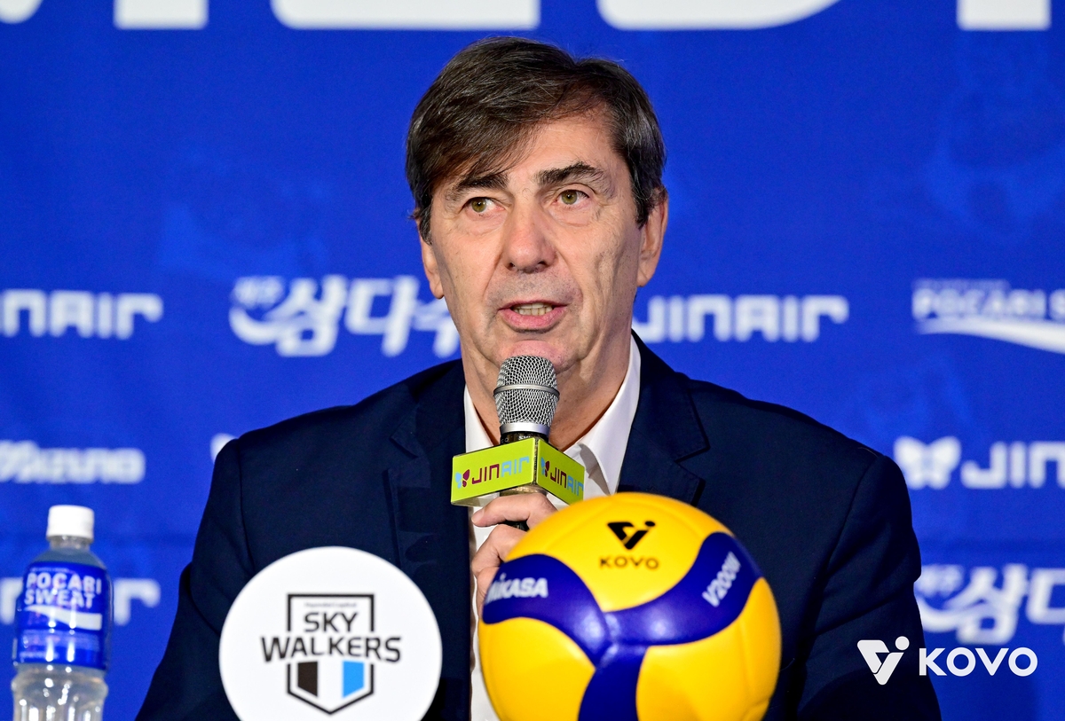 블랑 현대캐피탈 감독 "완전체로 나서는 첫 경기에 집중하겠다"