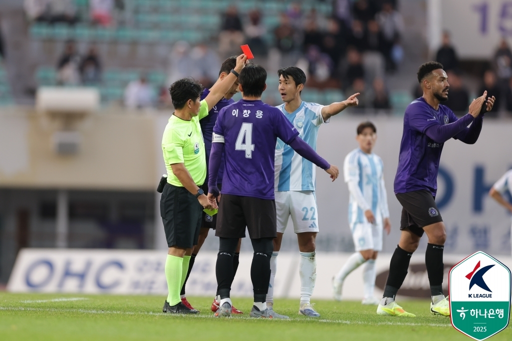 경고누적으로 퇴장당하는 울산 김민혁