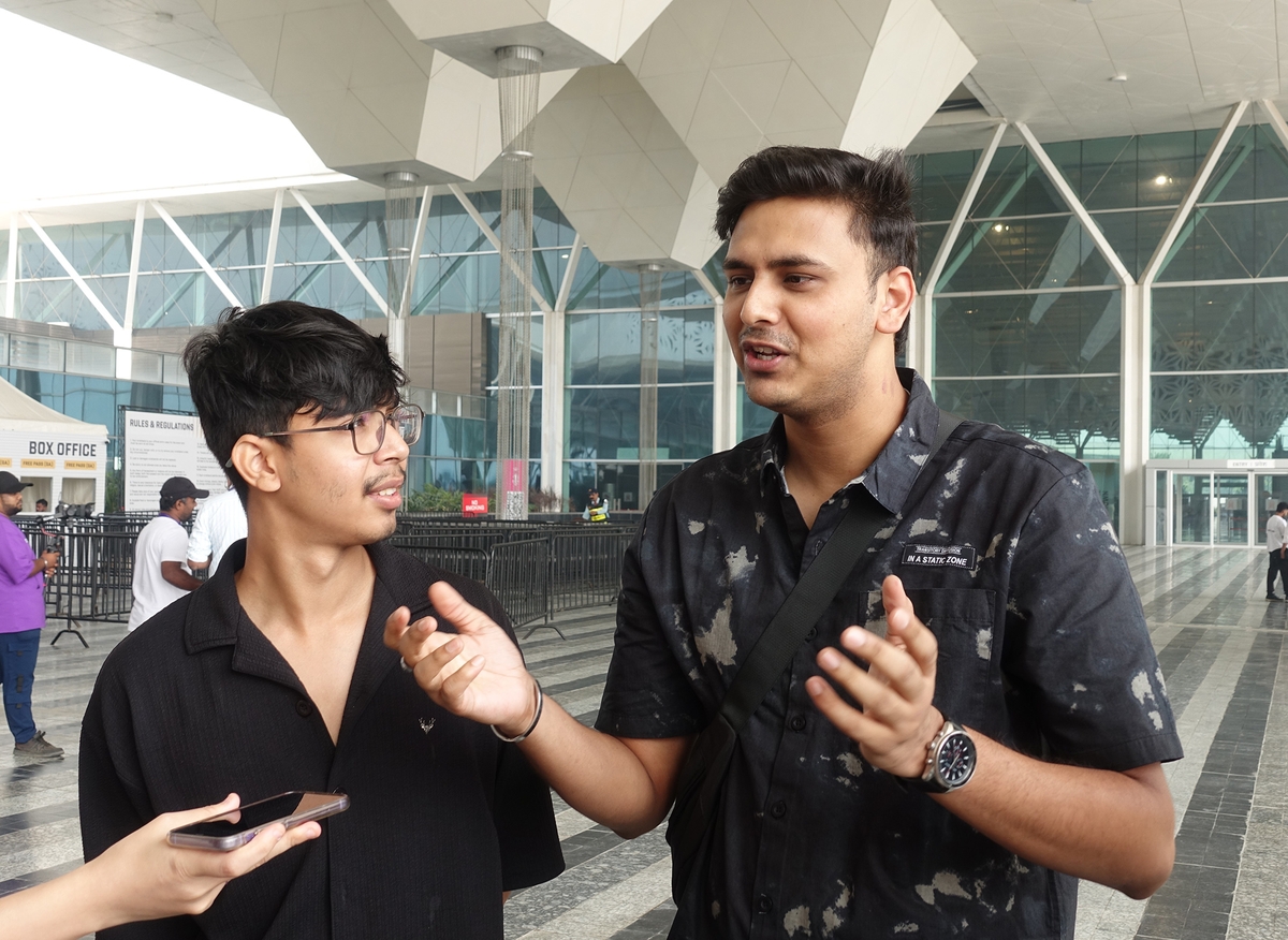 인터뷰하는 '배틀그라운드 모바일 인디아' 팬 아만 씨(오른쪽)