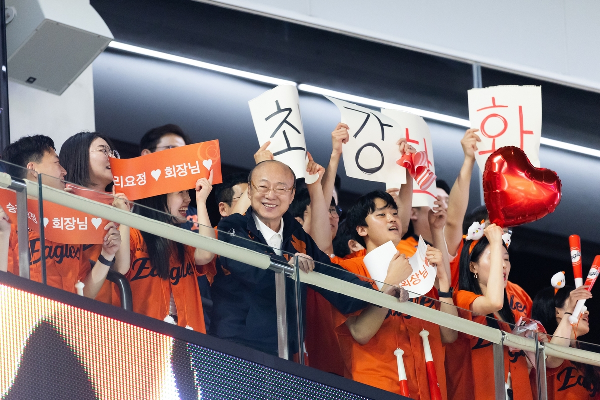 한화 김승연 회장, 준우승 이글스 선수단에 '오렌지색 폰' 선물