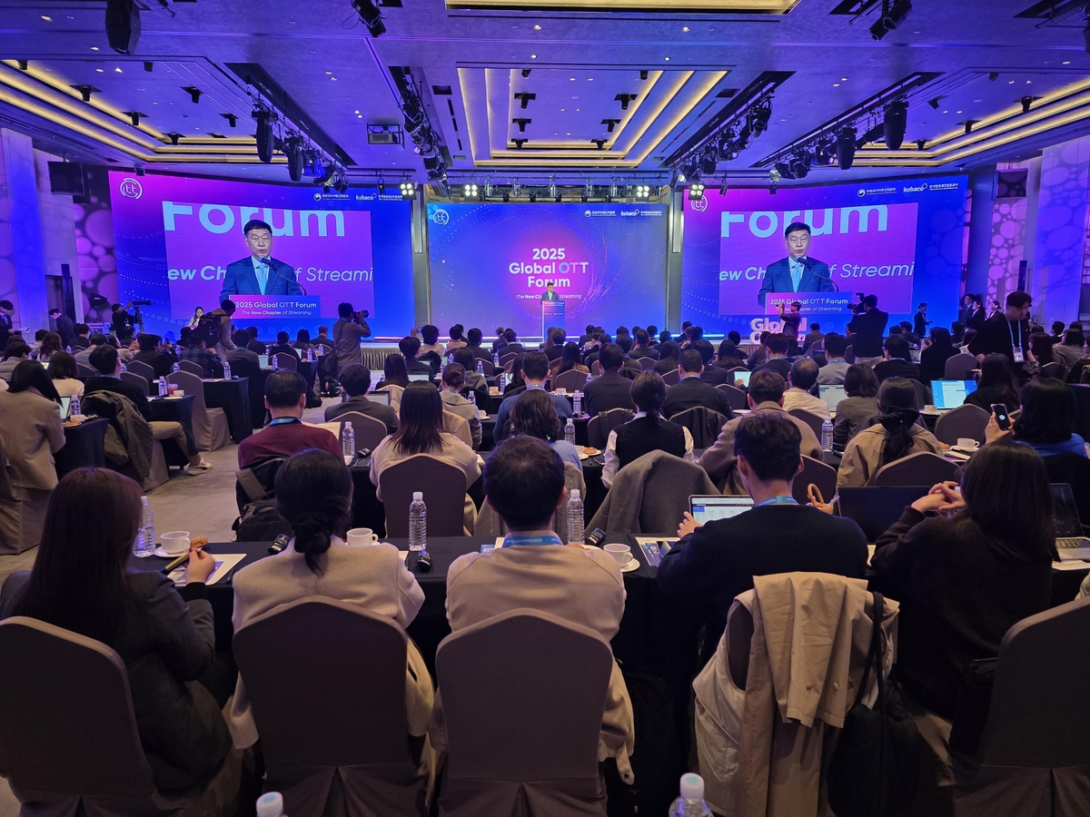 6일 열린 '2025 국제 OTT 포럼'에서 김영관 방송미디어통신위원회 사무처장 전담직무대리가 개회사를 하고 있다. [촬영 나확진]