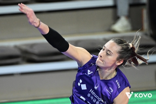 스파이크하는 흥국생명의 레베카