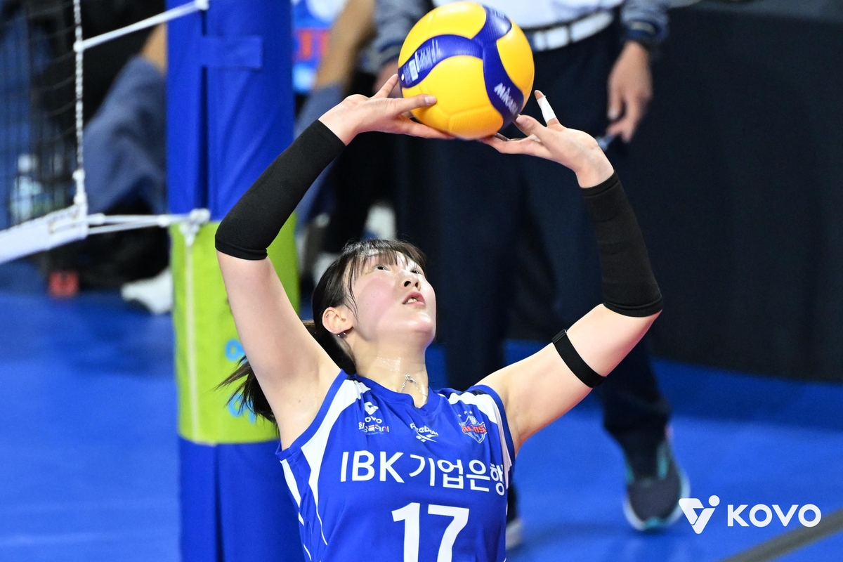 토스하는 IBK기업은행의 세터 최연진