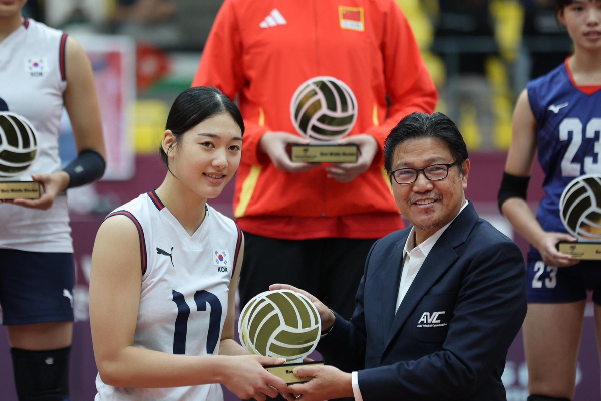 U-16 여자배구 아시아선수권 우승을 이끈 한국 U-16 대표팀의 주장 손서연(왼쪽).