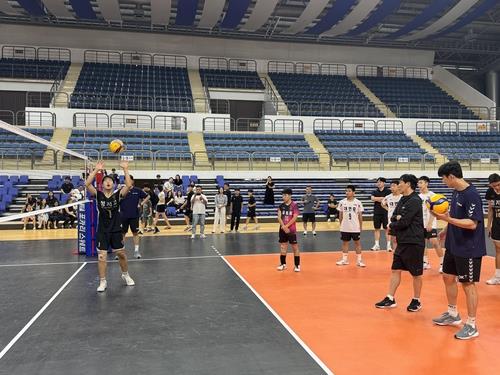 배구 교실에서 세터 토스를 교육하는 신영철 OK저축은행 감독(오른쪽)
