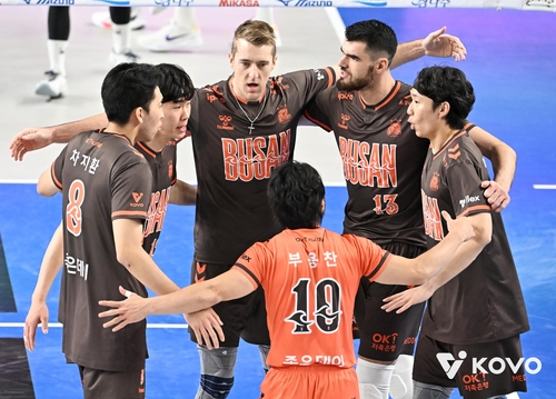 득점 후 기뻐하는 OK저축은행 선수들