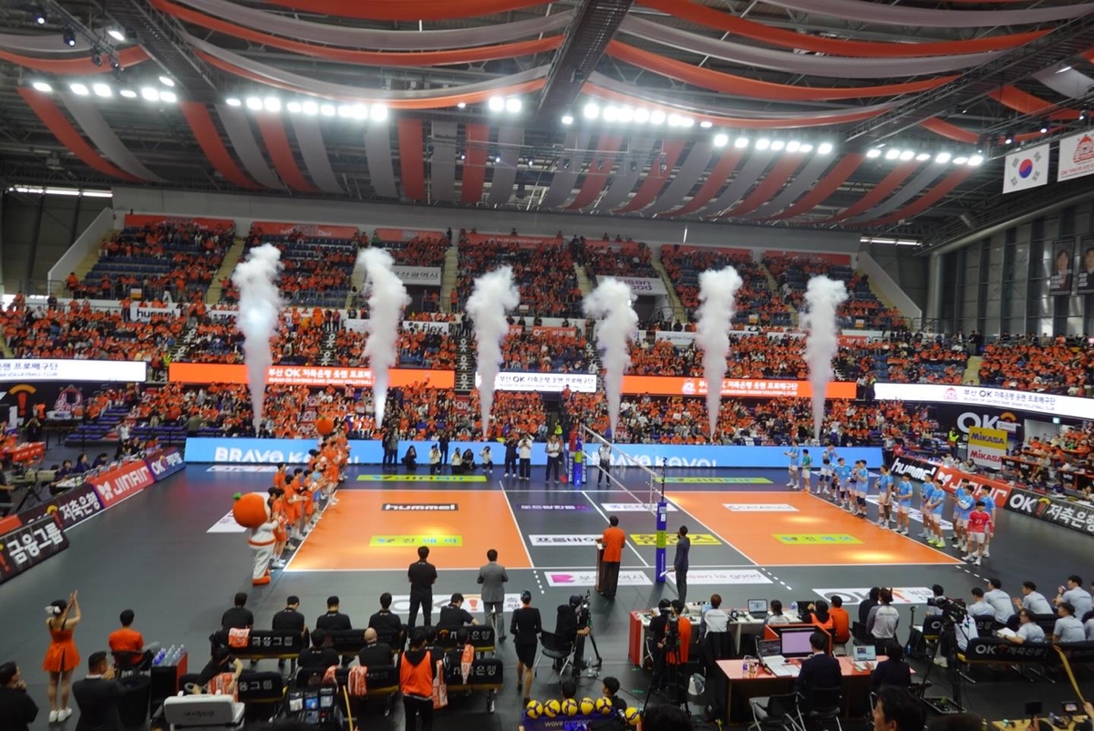 '배구 부산시대' 열렸다…OK저축은행 홈 개막전 '만원 관중'(종합)