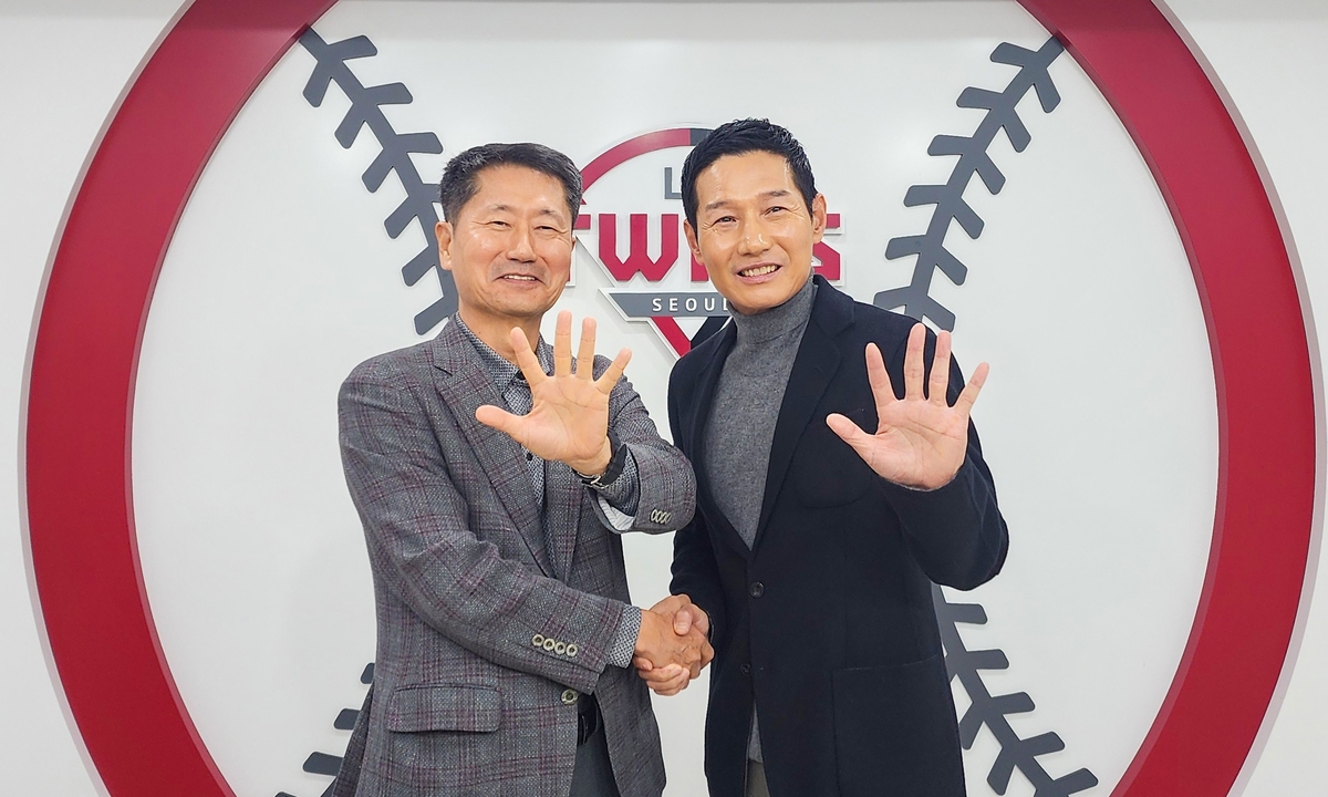 염경엽 LG 감독, KBO 사령탑 역대 최고 3년 30억원에 재계약(종합)
