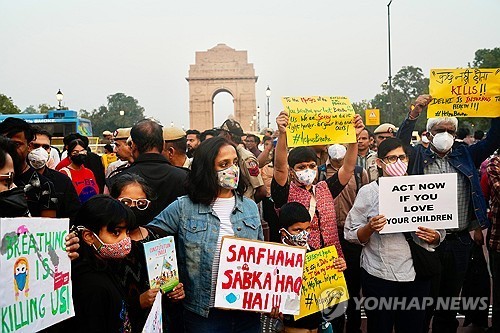자녀들과 함께 시위 나선 인도 부모들