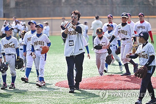 홈런 5방 앞세운 석교초, 박찬호기 야구대회 2년 연속 우승