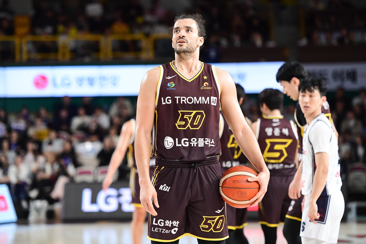 유기상 없어도…프로농구 LG, KCC 22점 차 대파하고 선두 복귀