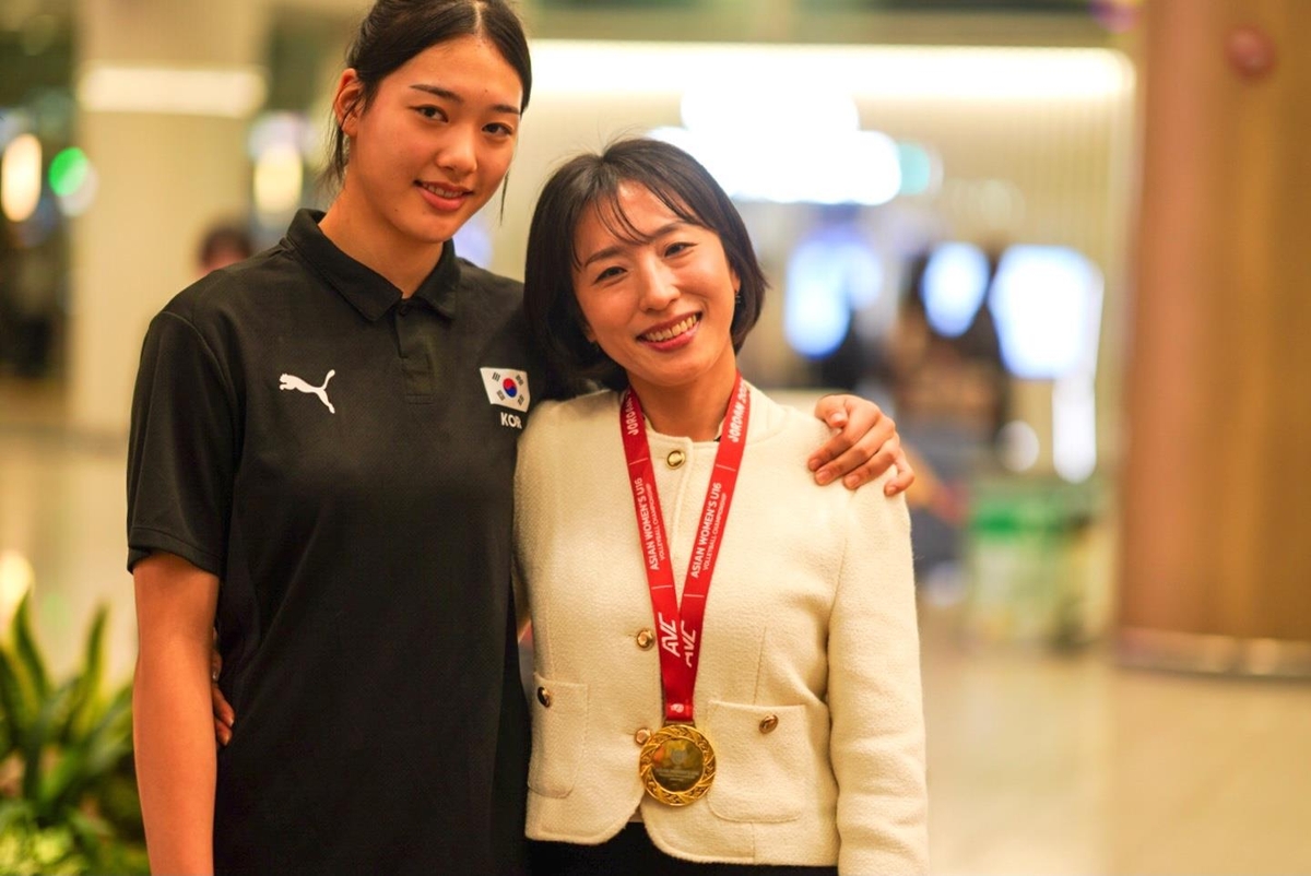 어머니 성해영씨와 포즈 취한 손서연(왼쪽)