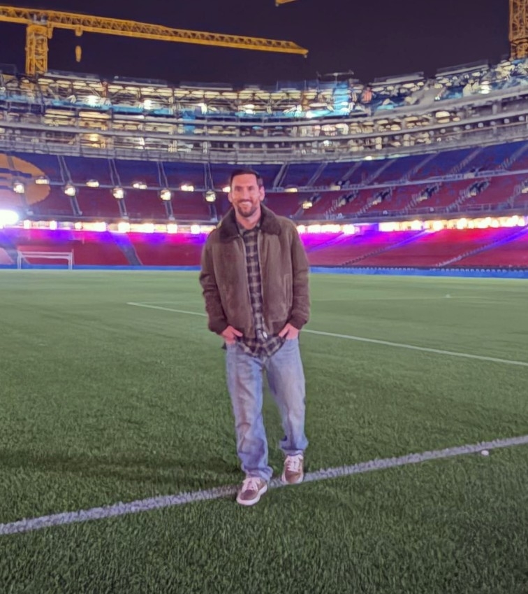 공사 중인 캄노우를 배경으로 셀카를 찍은 리오넬 메시