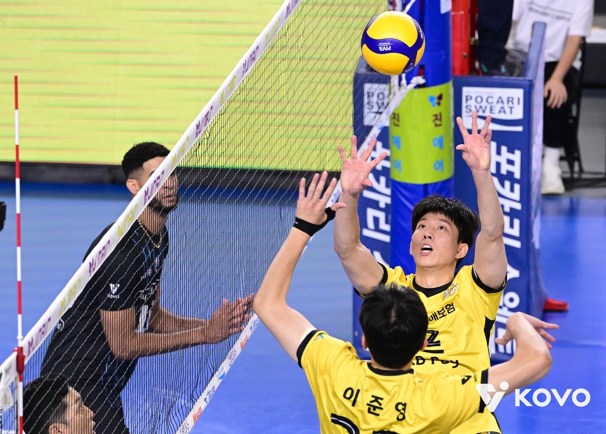 토스하는 KB손해보험의 세터 황택의(오른쪽 뒤편)