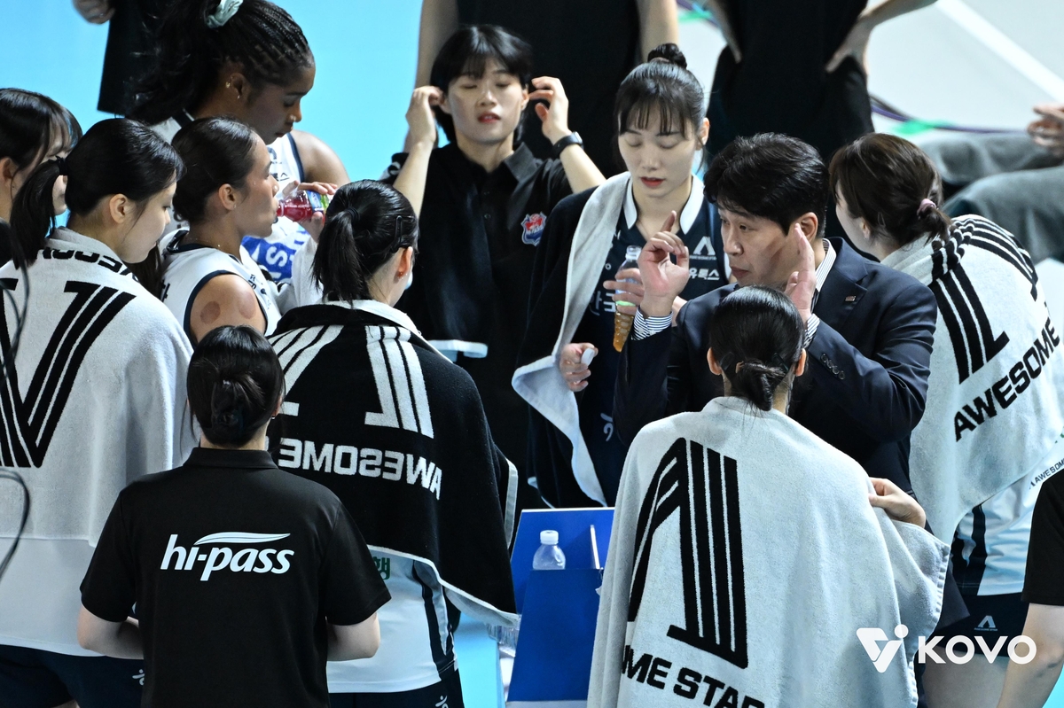 작전 지시하는 김종민 한국도로공사 감독과 선수들