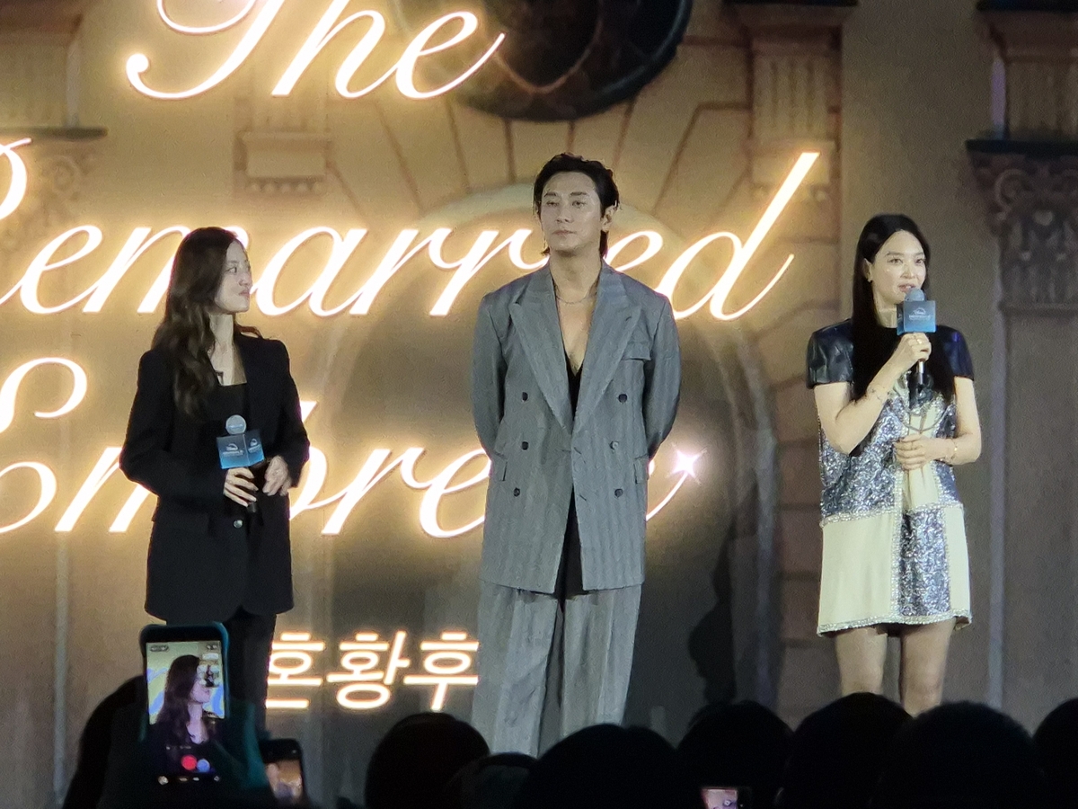 '재혼황후' 신민아 "드레스에 왕관 쓴 재밌는 경험"