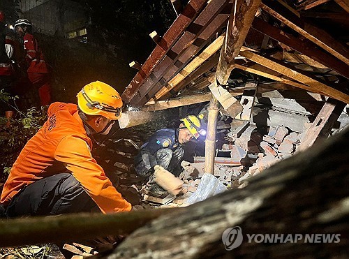 산사태 실종자 찾는 구조대원들
