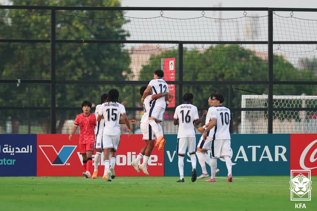 골세리머니를 펼치는 잉글랜드 U-17 대표팀 선수들