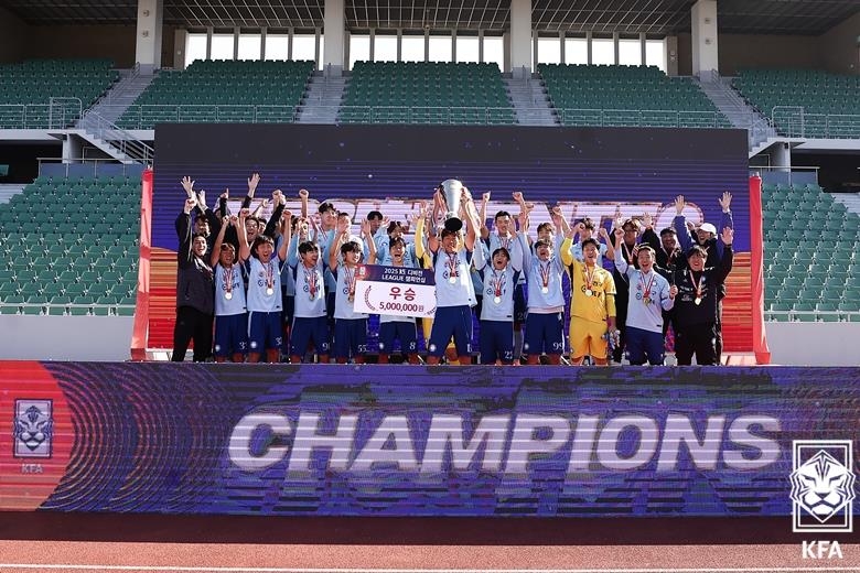 2025 K5 챔피언십 정상에 오른 TNTFC의 우승 세레머니 장면.