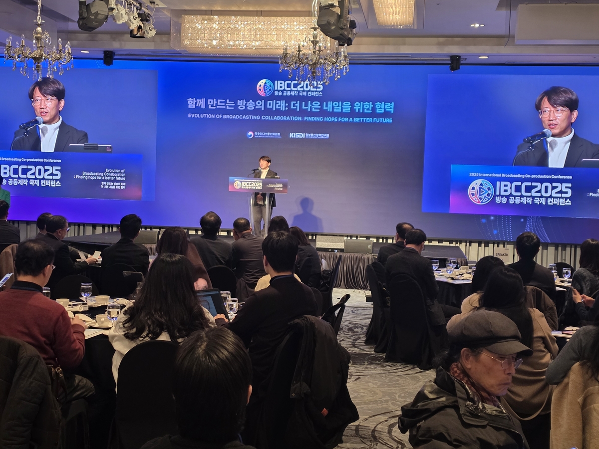 19일 서울에서 열린 '2025 방송 공동제작 국제 콘퍼런스'에서 드라마 '폭군의 셰프' 장태유 감독이 축사를 하고 있다. [촬영 나확진]