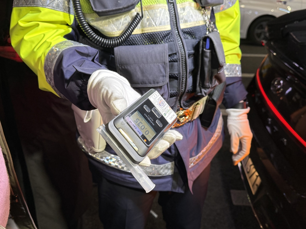 21일 서울 유흥가에서 경찰이 실시한 음주 단속에서 면허정지 수준 혈중알코올농도가 측정됐다.