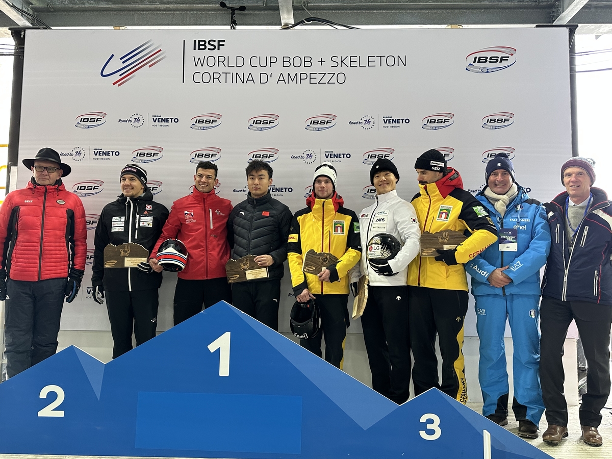 기념사진 찍는 정승기