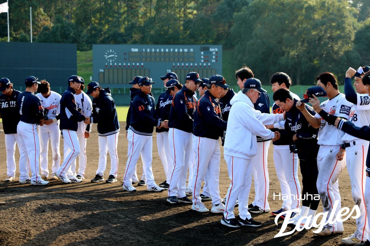 마무리 캠프를 마친 한화 선수단을 격려하는 김경문 감독