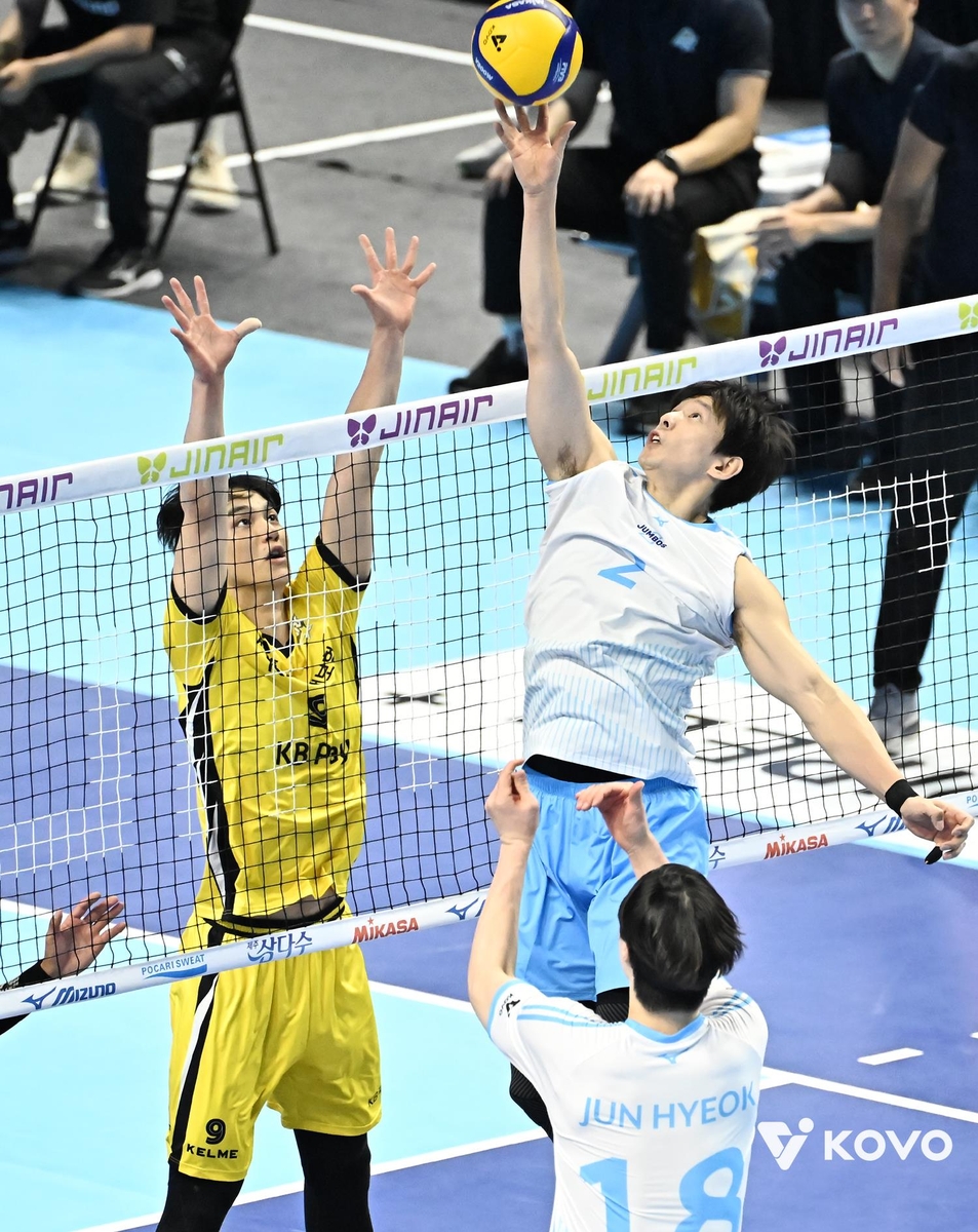 토스하는 대한항공의 한선수(중앙 2번)