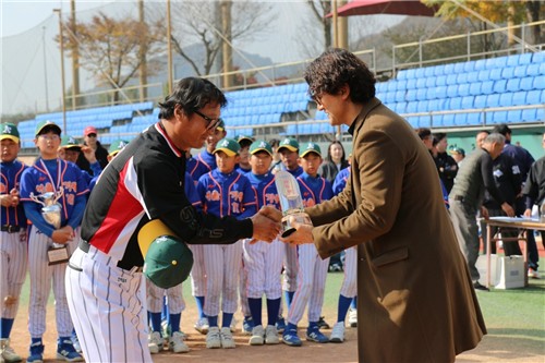2025 김일배지도자상 수상자 이희준(왼쪽) 충북 석초교 감독