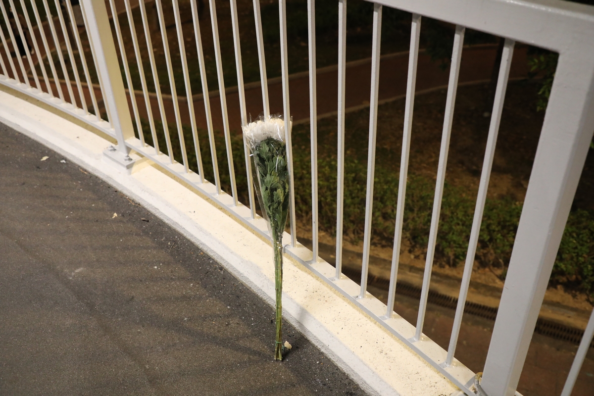 화재 발생한 '웡 푹 코트'(Wang Fuk Court) 인근에 놓인 꽃