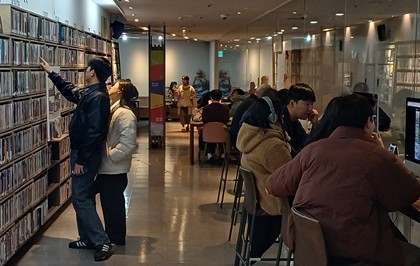 충무로영상센터 '오!재미동' 시용하는 시민들