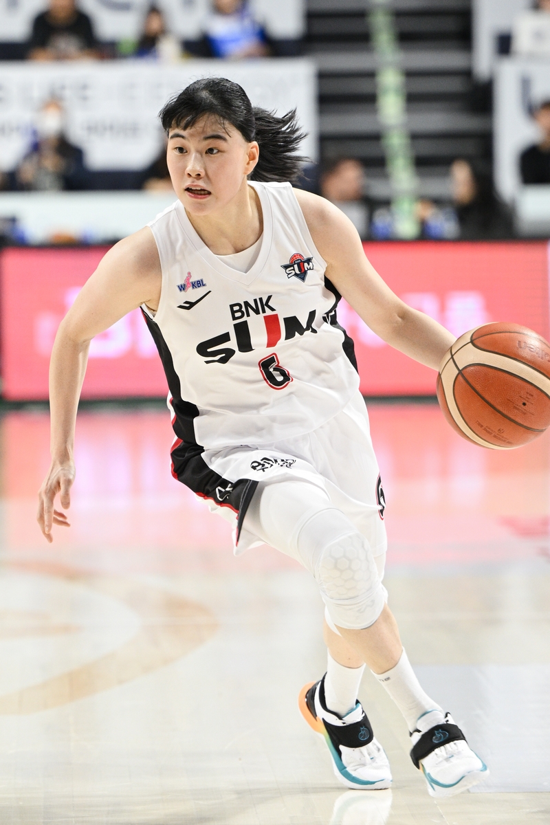 '이소희 16점' 여자농구 BNK, 우리은행 제압…공동 2위 도약