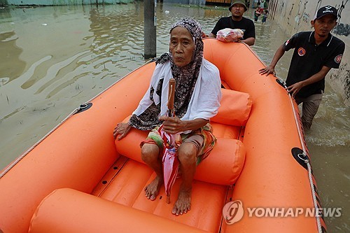 인도네시아 북수마트라주서 고무보트로 구조되는 노인