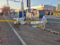 진해서 트레일러 넘어져 유해물질 유출…흡착포 방제 중