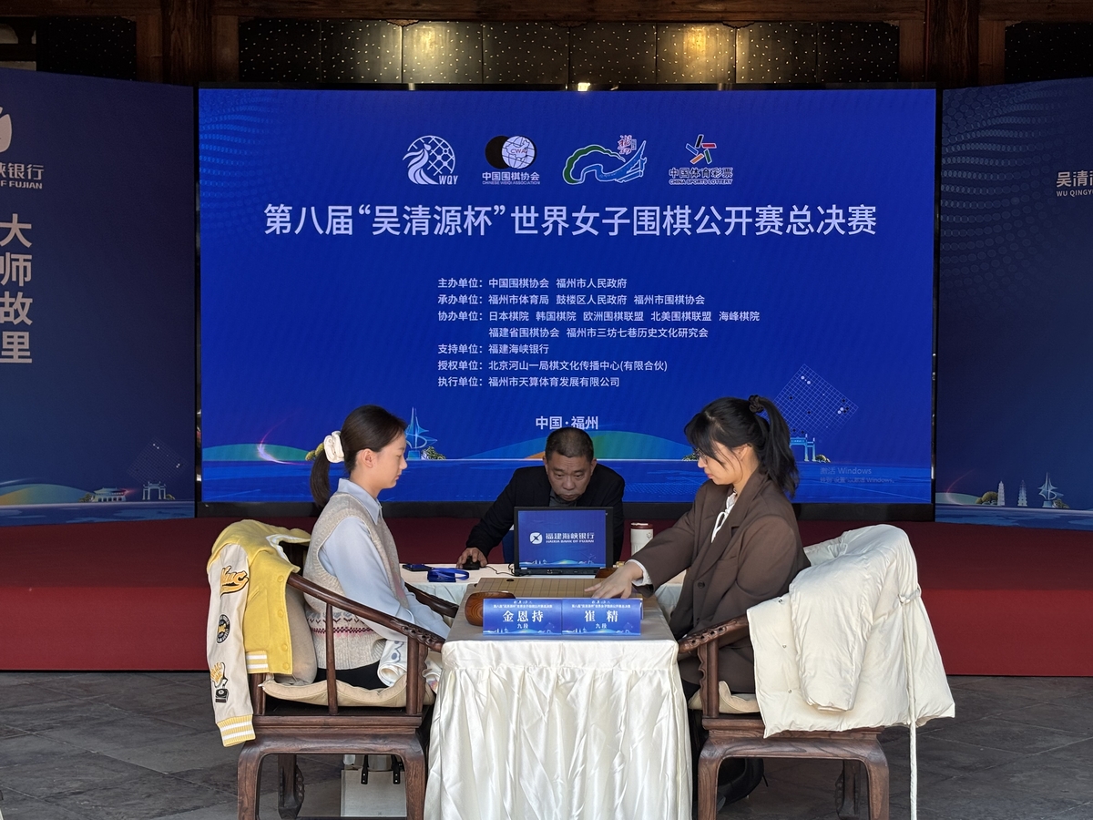 김은지(왼쪽) 9단이 오청원배 결승 1국에서 최정 9단에게 불계승했다.