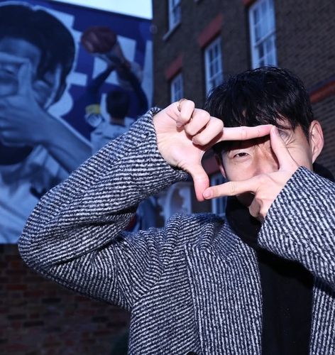 자기 모습이 담긴 벽화 앞에서 찰칵 세리머니를 펼치는 손흥민